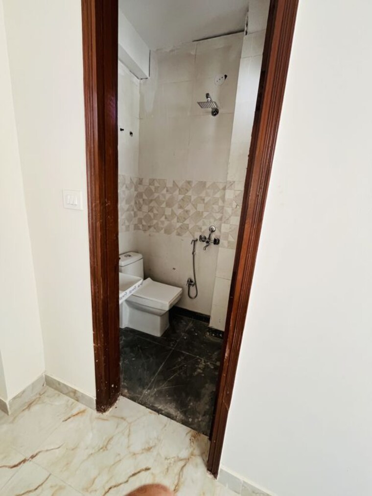 Bathroom, sector 73 2 Bedroom 1050 Sq.Ft. Builder Floor In Sector 73 Noida 10283449
