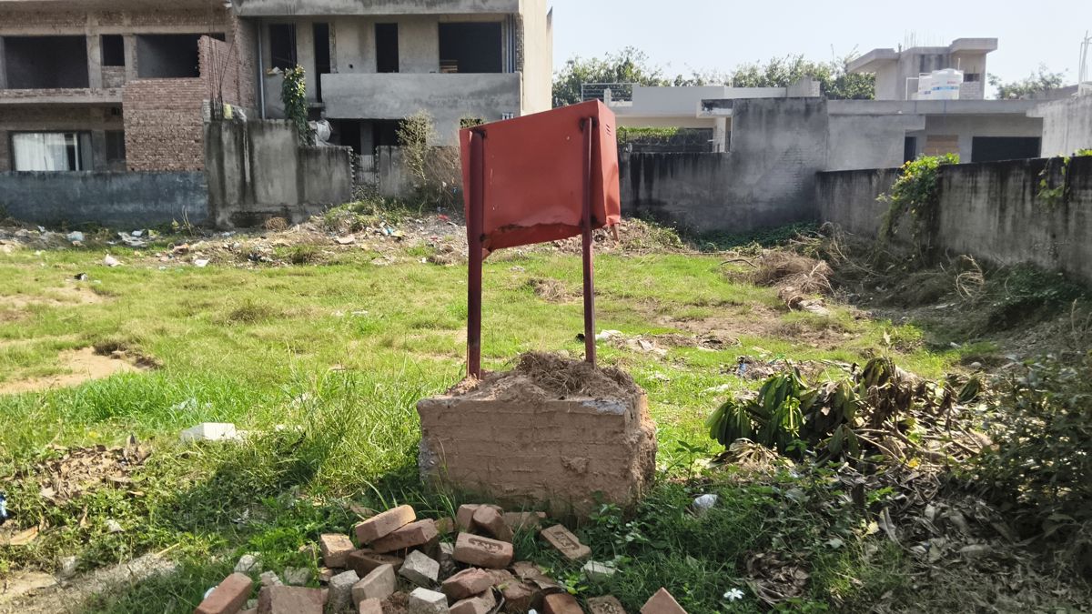 Plot For Sale in DLF Hyde Park