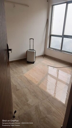 Room in 3.5 BHK Apartment at Unitech The Residences Gurgaon, Sector 33 – for Rent