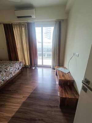 Room in 3.5 BHK Apartment at JMD Gardens, Sector 33 – for Rent