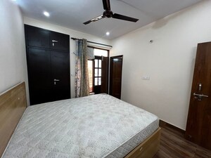 Bedroom in 3 BHK Builder Floor at Sector 40 – for Rent