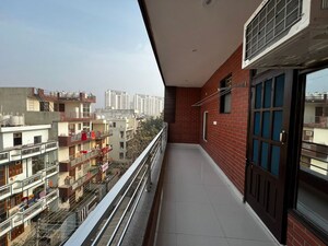 Balcony in 3 BHK Builder Floor at Sector 40 – for Rent