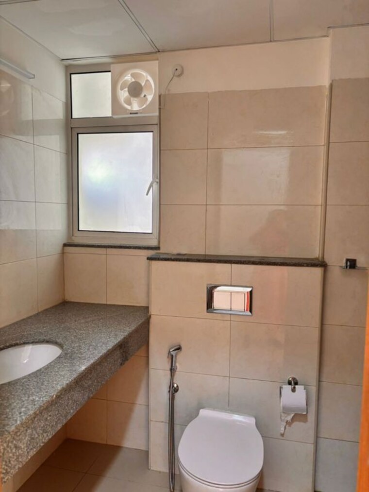 Bathroom, mahagun-mezzaria 3.5 Bedroom 2500 Sq.Ft. Apartment In Sector 78 Noida 10283991