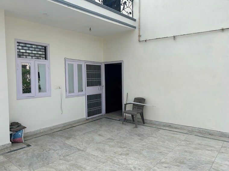 Room, sector 41 6+ Bedroom 195 Sq.Mt. Independent House In Sector 41 Noida 10284028