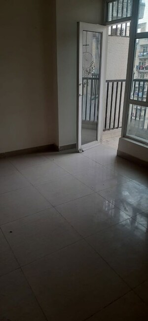 Room in 2 BHK Apartment at Gaur City 5th Avenue, Sector 4 Greater Noida – for Rent