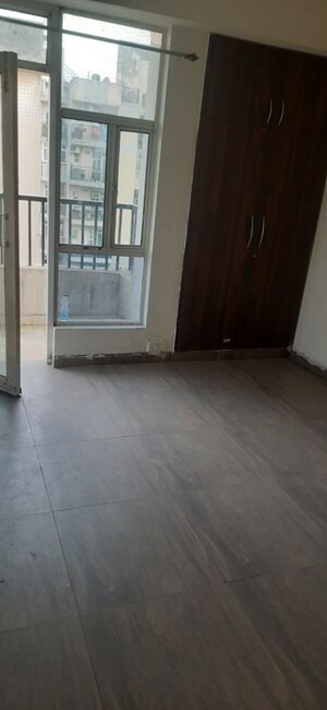 Room in 2 BHK Apartment at Gaur City 5th Avenue, Sector 4 Greater Noida – for Rent