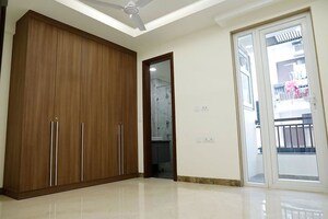 Room in 3 BHK Builder Floor at Sarvapriya Vihar – for Rent
