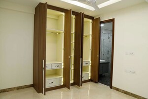 Room in 3 BHK Builder Floor at Sarvapriya Vihar – for Rent