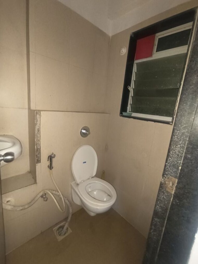 Bathroom, mantri-serene 2 Bedroom 970 Sq.Ft. Apartment In Goregaon East Mumbai 10284055