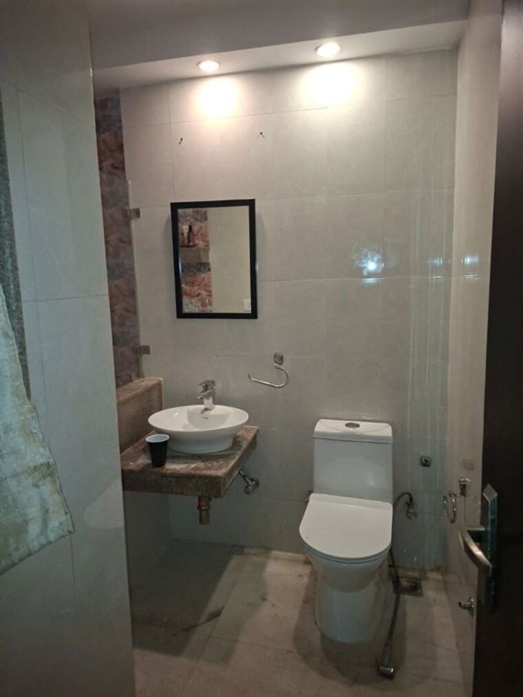 Bathroom, hauz khas 3 Bedroom 1800 Sq.Ft. Builder Floor In Hauz Khas Delhi 10284089