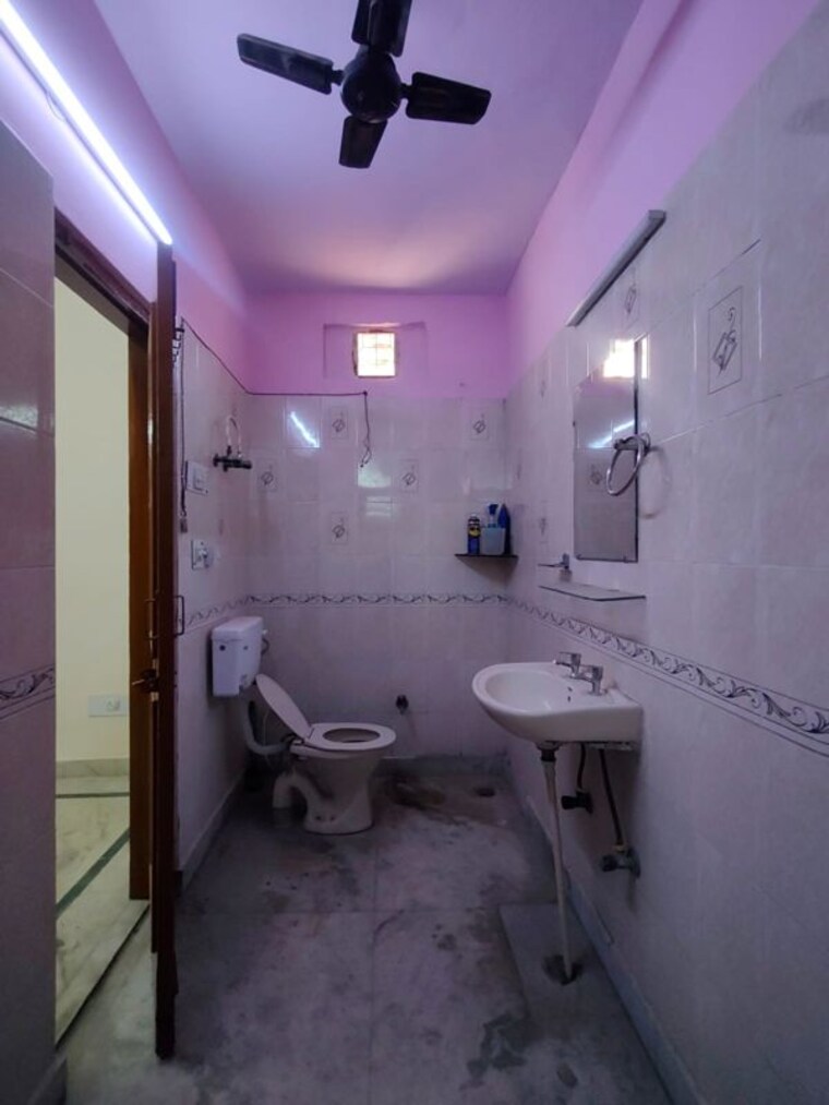 Bathroom, green fields colony 4 Bedroom 358 Sq.Yd. Builder Floor In Green Fields Colony Faridabad 10284097