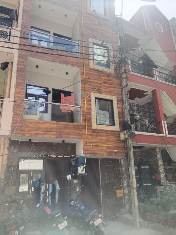 1 BHK + Pooja Room 600 Sq.Ft. Builder Floor in Arocon III