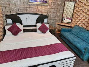 Bedroom in 6+ BHK Independent House at Gomti Nagar – for Rent