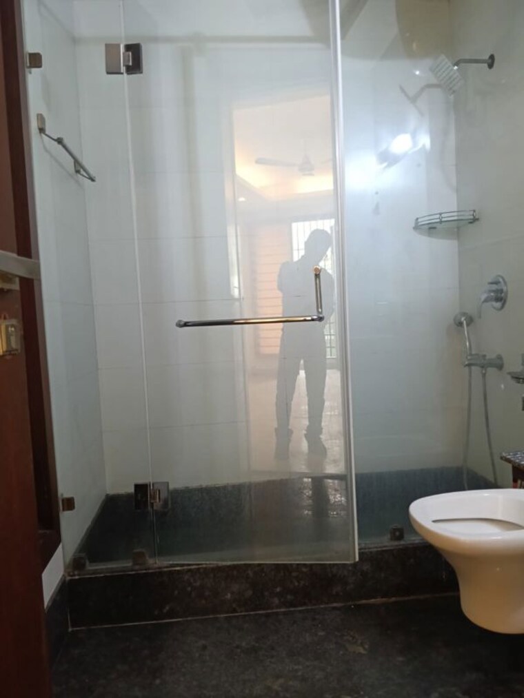 Bathroom, delhi cantonment 3 Bedroom 208 Sq.Yd. Builder Floor In Delhi Cantonment Delhi 10284222