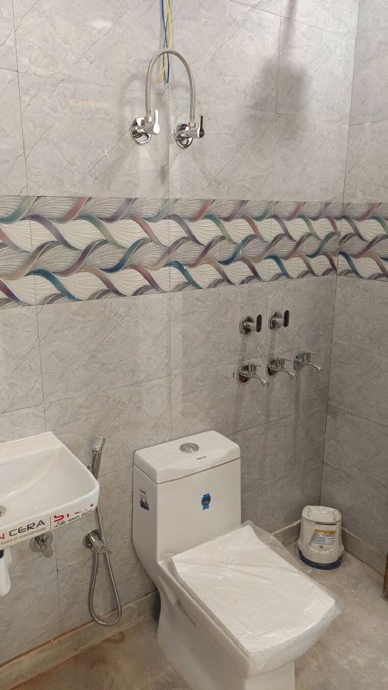 Bathroom, patel nagar 2 Bedroom 450 Sq.Ft. Builder Floor In Patel Nagar Delhi 10284262