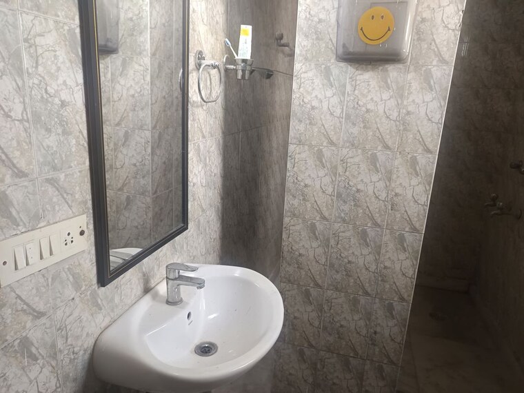 Bathroom, east patel nagar 3 Bedroom 1100 Sq.Ft. Builder Floor In East Patel Nagar Delhi 10284274