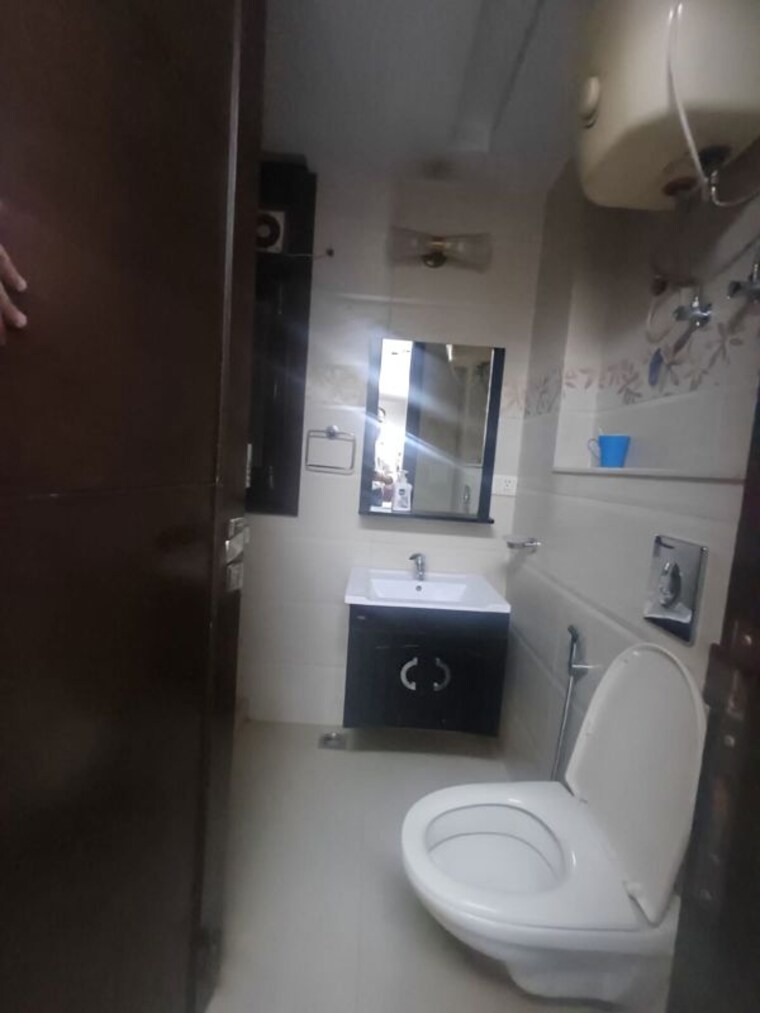Bathroom, delhi cantonment 3 Bedroom 200 Sq.Yd. Builder Floor In Delhi Cantonment Delhi 10284276