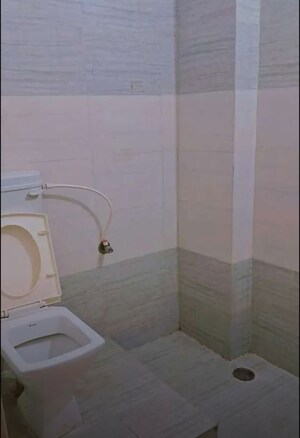 Bathroom in 3 BHK Apartment at Park Villa Apartments, Hazratganj – for Rent