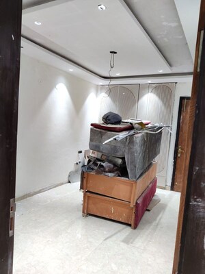 Furnished Amenities in 3.5 BHK Builder Floor at Rajouri Garden – for Rent