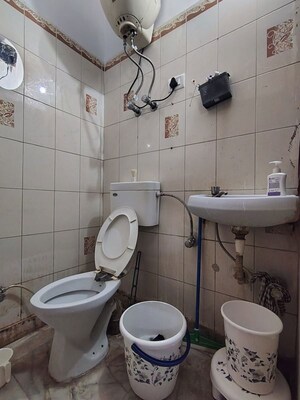 Bathroom in 1.5 BHK Apartment at Katwaria Sarai – for Rent
