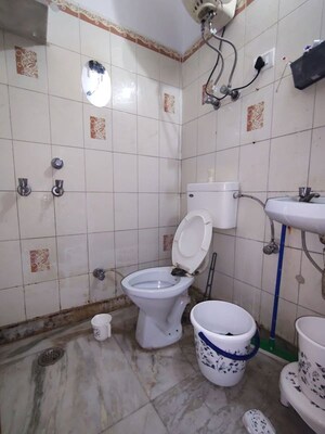 Bathroom in 1.5 BHK Apartment at Katwaria Sarai – for Rent