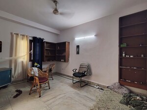 Living Room in 1.5 BHK Apartment at Katwaria Sarai – for Rent