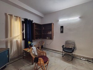 Living Room in 1.5 BHK Apartment at Katwaria Sarai – for Rent