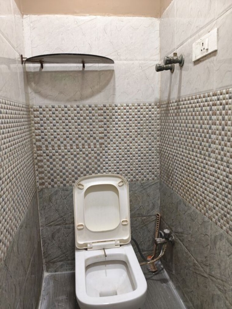 Bathroom, sai-apartment-noida 2.5 Bedroom 550 Sq.Ft. Builder Floor In Sector 71 Noida 10284372