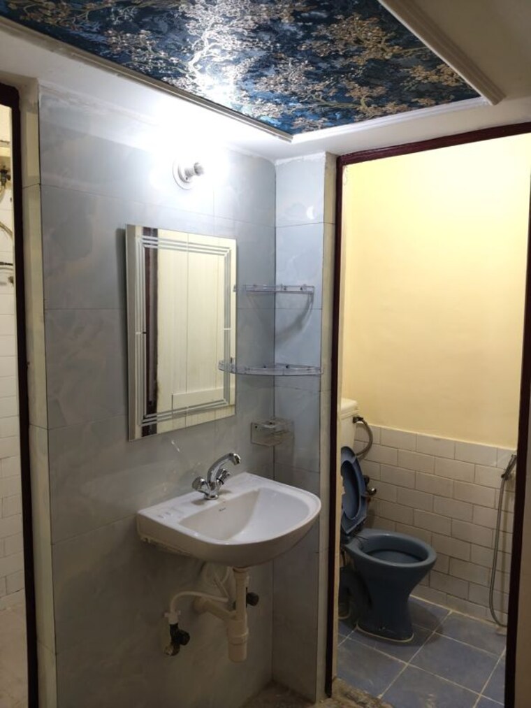 Bathroom, sai-apartment-noida 2.5 Bedroom 550 Sq.Ft. Builder Floor In Sector 71 Noida 10284372