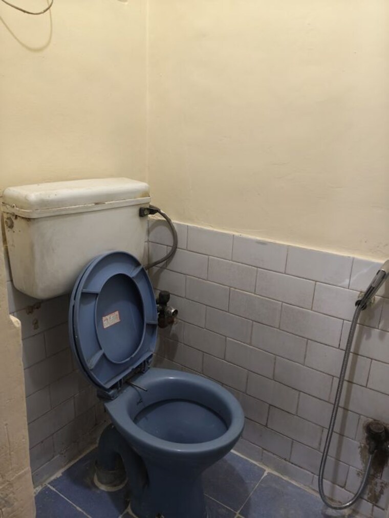 Bathroom, sai-apartment-noida 2.5 Bedroom 550 Sq.Ft. Builder Floor In Sector 71 Noida 10284372