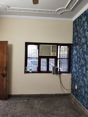 Room in 2.5 BHK Builder Floor at Sai Apartment Noida, Sector 71 – for Rent