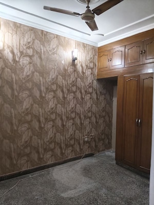 Room in 2.5 BHK Builder Floor at Sai Apartment Noida, Sector 71 – for Rent