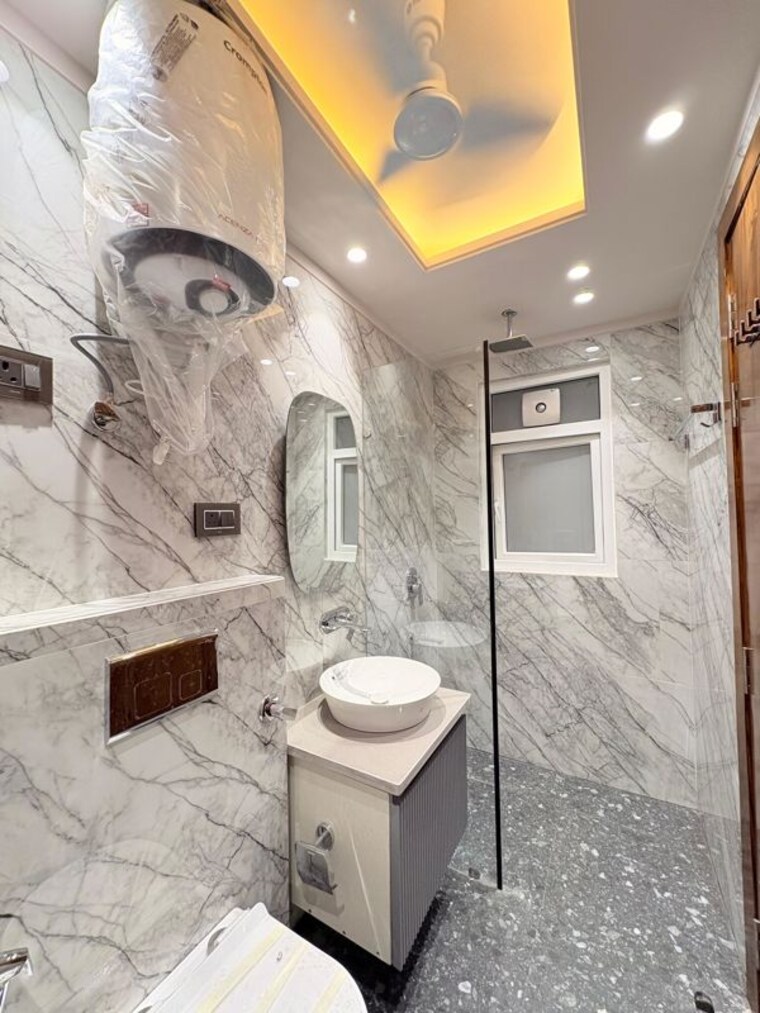 Bathroom, lajpat nagar 4 3 Bedroom 1700 Sq.Ft. Builder Floor In Lajpat Nagar 4 Delhi 10284383