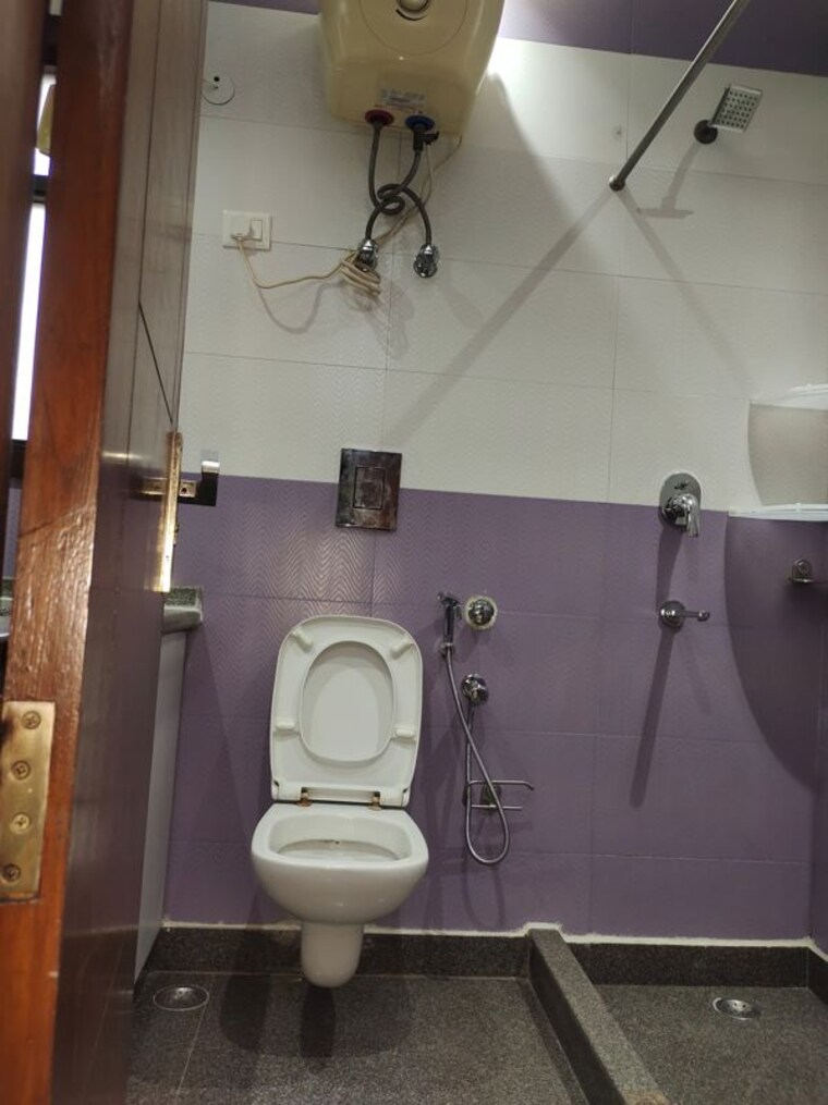 Bathroom, greater kailash i 3 Bedroom 2000 Sq.Ft. Builder Floor In Greater Kailash I Delhi 10284524