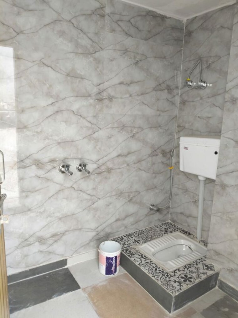 Bathroom, govindpuri 3 Bedroom 906 Sq.Ft. Builder Floor In Govindpuri Delhi 10284598