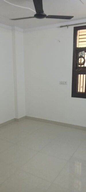 Room in 3 BHK Builder Floor at Dwarka Mor – for Rent