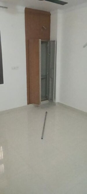 Room in 3 BHK Builder Floor at Dwarka Mor – for Rent