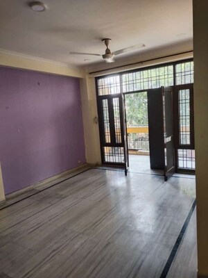 Room in 2 BHK Builder Floor at Sushant Lok I – for Rent