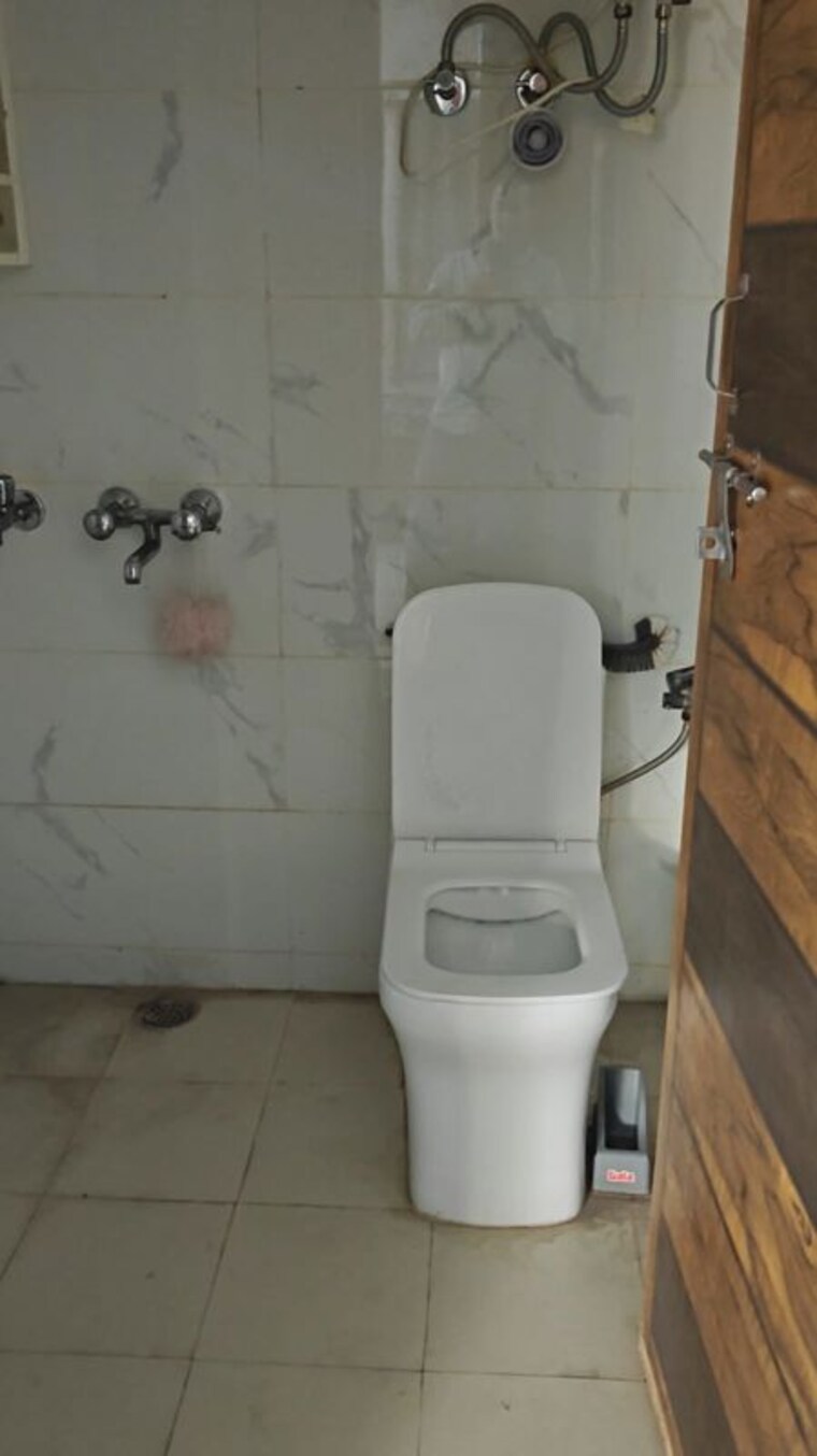 Bathroom, arun vihar 1 RK 1800 Sq.Ft. Villa In Arun Vihar Noida 10284869