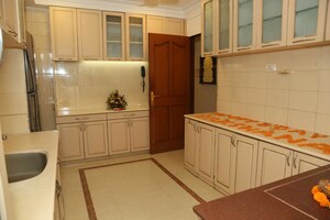 Room in 4 BHK Apartment at Excellency Apartment, Andheri West – for Rent