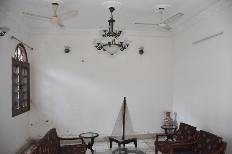 Team Area, sector 15a 6+ Bedroom 300 Sq.Mt. Villa In Sector 15a Noida 10284892