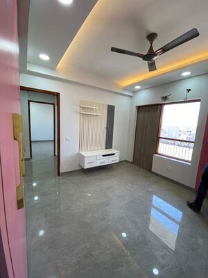 Room in 3 BHK Builder Floor at Sushant Lok Iii – for Rent