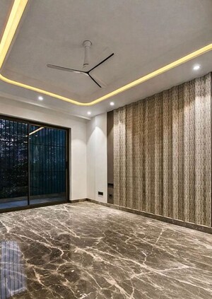 Bedroom in 4 BHK Builder Floor at Dlf Phase ii – for Sale