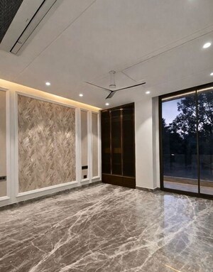 Room in 4 BHK Builder Floor at Dlf Phase ii – for Sale