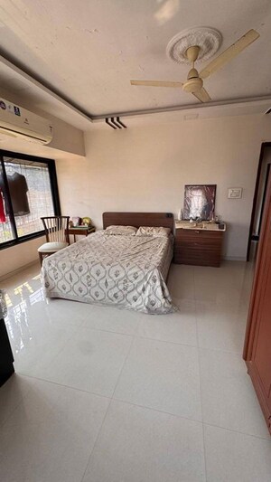 Bedroom in 2 BHK Apartment at Khar West – for Rent