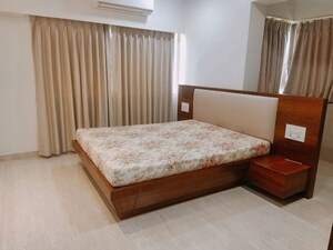 Bedroom in 2 BHK Apartment at Khar West – for Rent