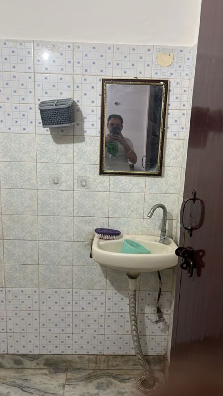 Bathroom, kalkaji 1 Bedroom 550 Sq.Ft. Builder Floor In Kalkaji Delhi 10285408