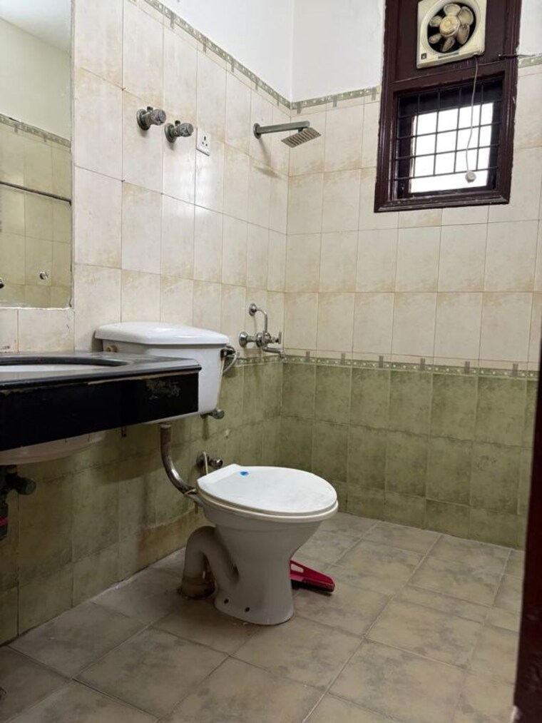 Bathroom, palam-vihar-residents-association 3 Bedroom 1600 Sq.Ft. Independent House In Palam Vihar Gurgaon 10285477