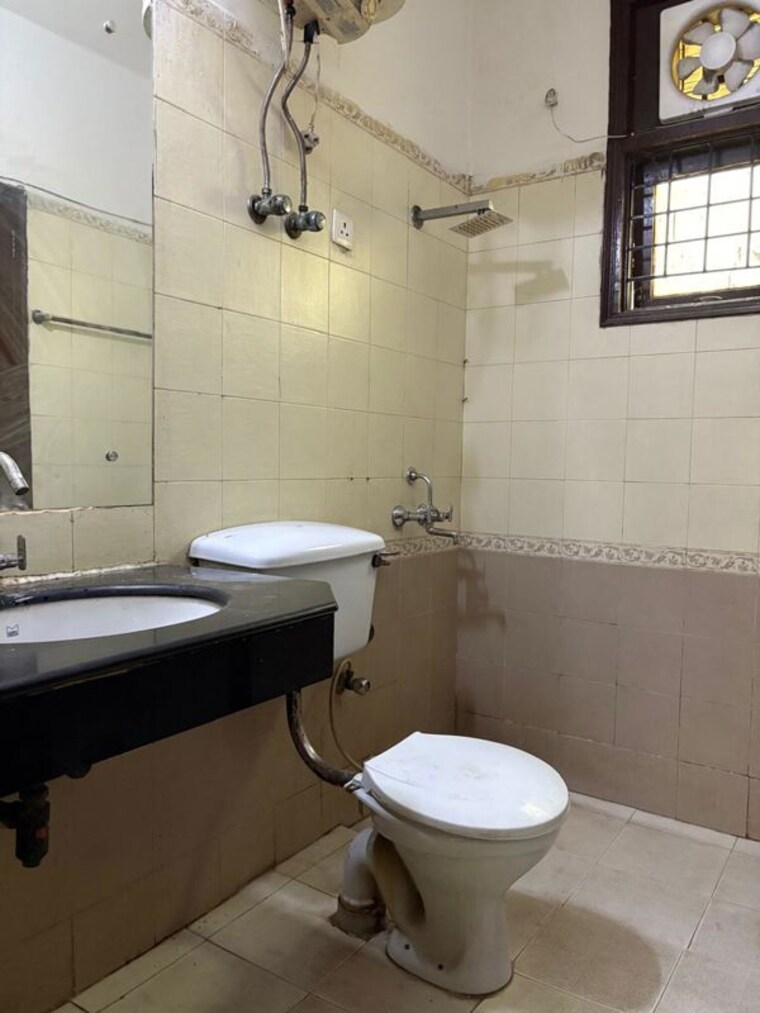 Bathroom, palam-vihar-residents-association 3 Bedroom 1600 Sq.Ft. Independent House In Palam Vihar Gurgaon 10285477