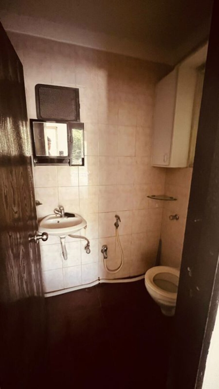 Bathroom, shazy-apartment 2 Bedroom 600 Sq.Ft. Apartment In Andheri West Mumbai 10285590